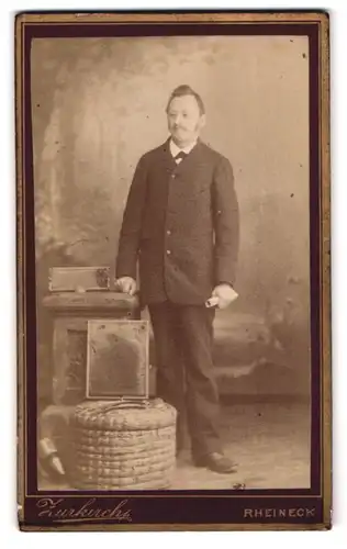 Fotografie J. Zurkirch, Rheineck, Mann mit Haartolle, Brille und Schnurrbart im Anzug