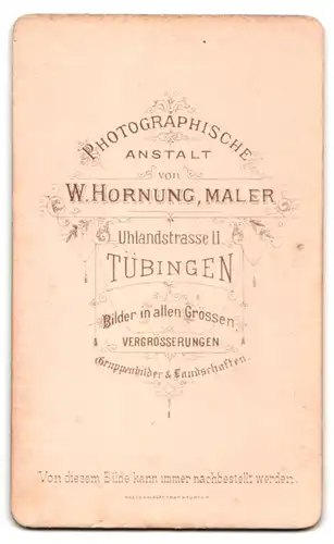 Fotografie W. Hornung, Tübingen, Uhlandstrasse 11, Portrait einer jungen Frau mit geflochtenem Zopf und Brosche