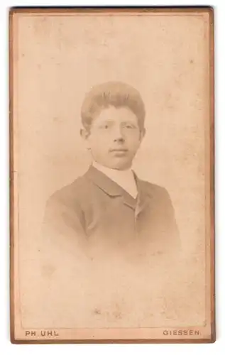 Fotografie Philipp Uhl, Giessen, Frankfurterstr. 5, Junger Mann mit Mähne und leichtem Oberlippenbärtchen in Anzug