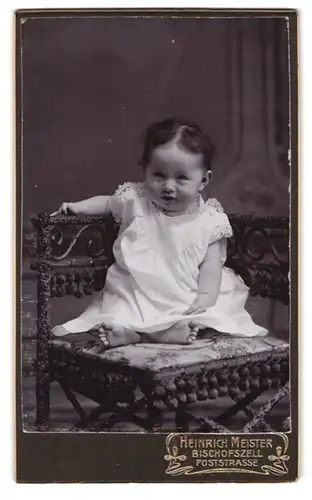 Fotografie Heinrich Meister, Bischofszell, Poststrasse, Süsses Baby mit Scheitel in weissem Kleidchen