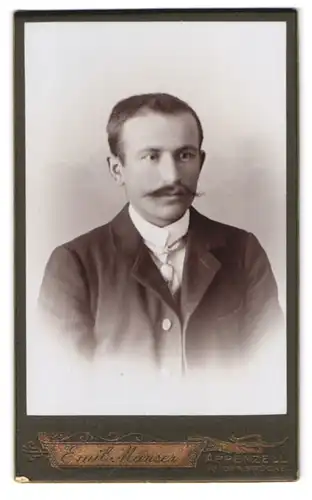 Fotografie Emil Manser, Appenzell, Mann mit Schnurrbart in Anzug mit weisser Krawatte