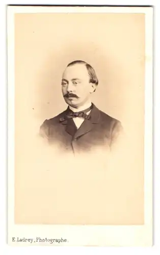 Fotografie E. Ladrey, Paris, Passage des Princes, Mann mit ovaler Kopfform, Scheitel und Schnurrbart