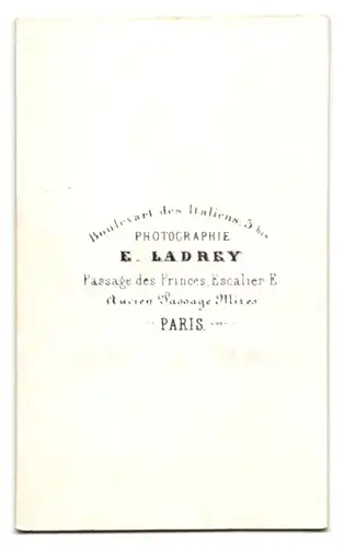 Fotografie E. Ladrey, Paris, Passage des Princes, Mann mit ovaler Kopfform, Scheitel und Schnurrbart