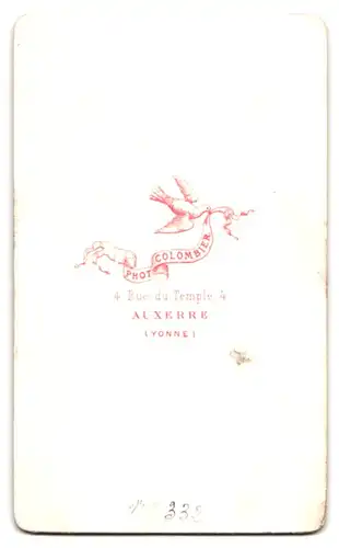 Fotografie Colombier, Auxerre, Rue du Temple 4, Junger Mann mit ernstem Blick und Bart