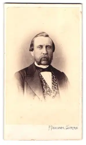 Fotografie Palmer Descamps, Courtrai, 7 Rue de la Lys, Portrait Edelmann mit backenbart im Anzug