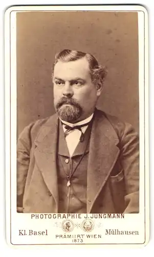 Fotografie J. Jungmann, Kl. Basel, Hammerstrasse 13, Portrait beleibter Herrr mit Bart im Anzug
