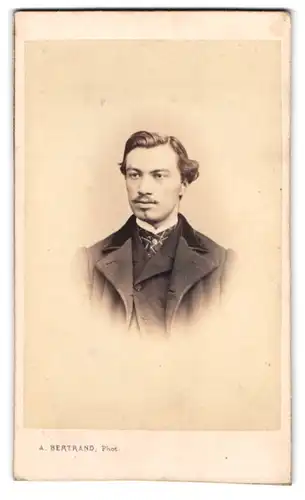 Fotografie A. Bertrand, Paris, 30 Rue Dauphine, Portrait Bursche vornehm gekleidet