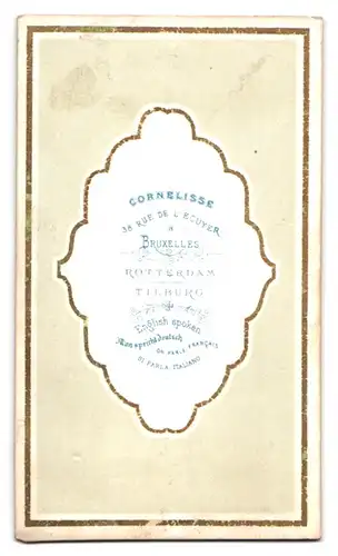 Fotografie Atelier Cornelisse, Bruxelles, 38 Rue De L'Ecuyer, Herr mit Mantel im Foto-Atelier