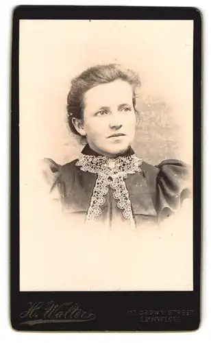 Fotografie H. Walters, Ipswich, 117 Crown Street, Portrait Dame im Puffärmelkleid