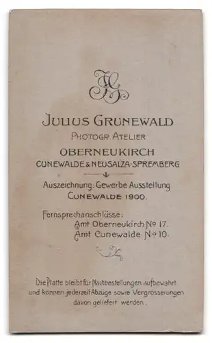 Fotografie Julius Grunewald, Oberneukirch, niedlicher Knabe mit Schirmmütze