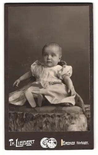 Fotografie Th. Liebert, Bremen, Fehrfeld 61, Baby im Kleidchen