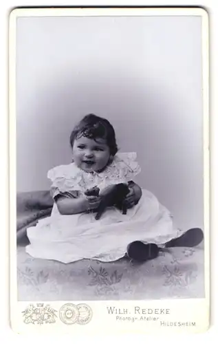 Fotografie Wilhelm Redeke, Hildesheim, Kreuzstr. 22, fröhliches Baby mit Spielzeug