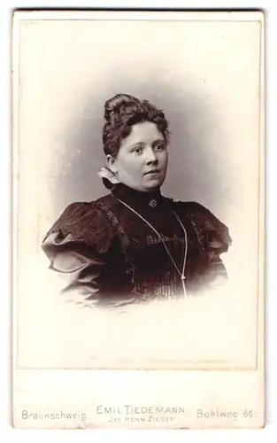 Fotografie Emil Tiedemann, Braunschweig, Bohlweg 66, Portrait Dame mit Dutt trägt schwarzes Kleid