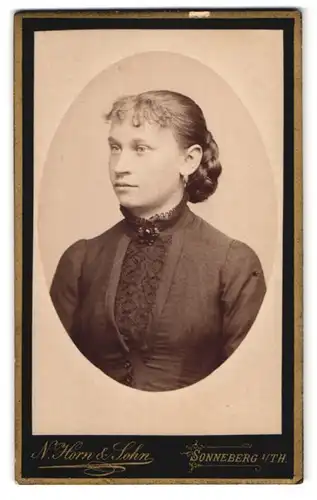 Fotografie N. Horn & Sohn, Sonneberg / Thüringen, Rosengasse 107, Portrait hübsche junge Dame mit hochgebundenem Haar