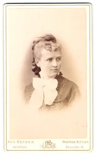 Fotografie Aug. Becker, Neuwied, Rheinstr. 45, Portrait hübswche Dame mit Schleife & geflochtenem Haar