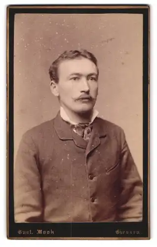 Fotografie Gustav Mook, Giessen, Portrait junger Herr im Anzug