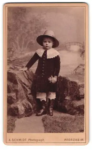 Fotografie Albert Schmidt, Pforzheim, Enzstrasse 7 1 /2, Kind mit Strohhut vor Studiokulisse