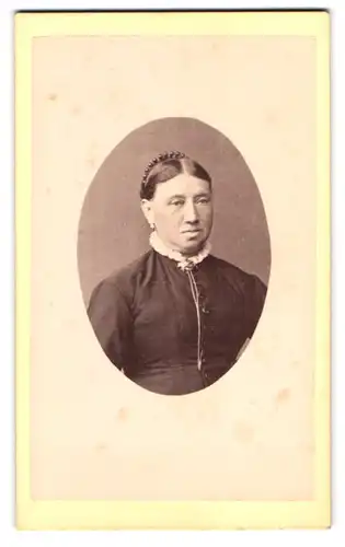 Fotografie J.A. Sequardt, Zwittau, Hältergasse 476, Portrait Dame mit Haarreif im Sonntagskleid