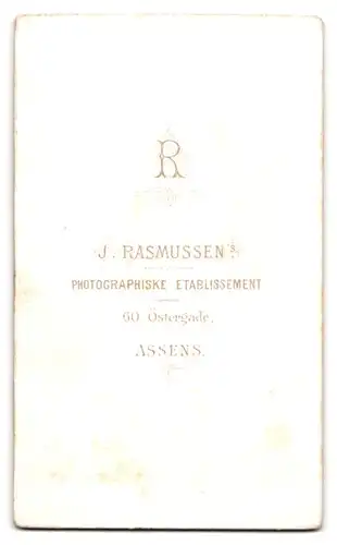 Fotografie J. Rasmussen, Assens, 60 Östergade, Portrait Herr mit Schnauzbart im Anzug