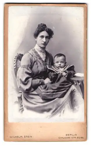 Fotografie Wilhelm Stein, Berlin, Chausseestr. 65-66, Mutter mit Baby im Foto-Atelier
