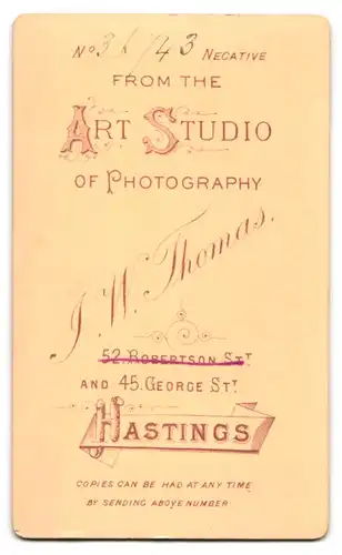 Fotografie J.W. Thomas, Hastings, 45 George Street, Bursche lässig im Anzug beim Fotograf