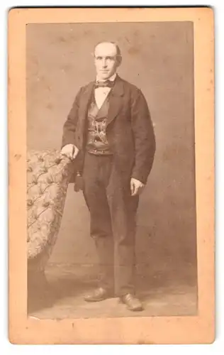 Fotografie A. Demuth, Offenburg i. B., Eleganter Herr mit hahlbglatze im Anzug