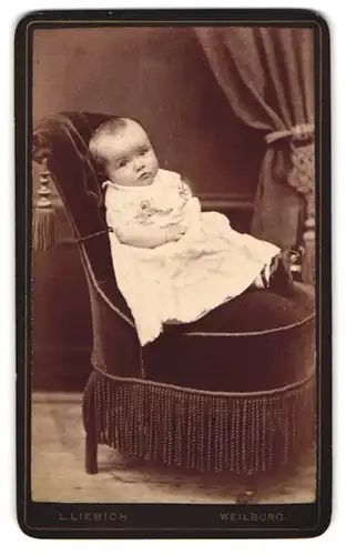 Fotografie L. Liebich, Weilburg, Baby auf Sessel sitzend