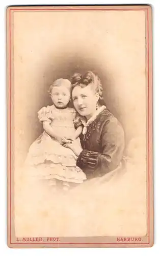 Fotografie Louis Müller, Harburg, Lindenstr. 7, Mutter mit niedlicher Tochter im Kleid