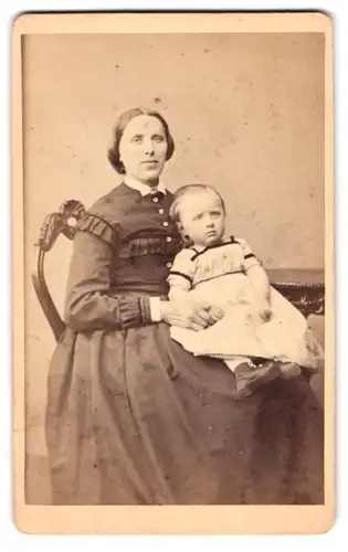 Fotografie C. Wolff, Neustrelitz, Schlossstr. 14, Mutter im Biedermeierkleid mit Baby auf dem Schoss