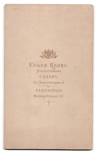 Fotografie Eugen Kegel, Cassel, Gr. Rosenstr. 5, Portrait Dame mit Brosche & Ohrringen im schwarzen Kleid