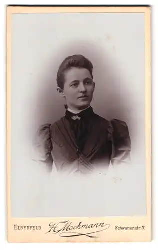 Fotografie H. Mochmann, Elberfeld, Schwanenstr. 7, Brünette Dame im Sonntagskleid