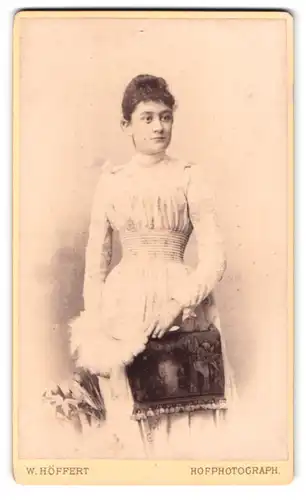 Fotografie W. Höffert, Dresden, Seestr. 21, junge Dame im weissen Kleid