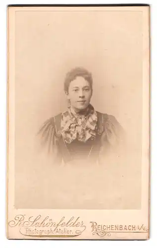 Fotografie R. Schönfelder, Reichenbach i. V., Portrait junge Dame mit Halstuch im Sonntagskleid