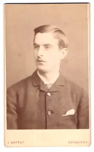 Fotografie J. Moffat, Edinburgh, Portrait Bursche im Anzugmitt Einstecktuch