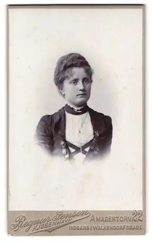 Fotografie Regnah Jensen, Kjöbenhavn, Amagertorv 22, Portrait junge Dame gut bürgerlich gekleidet