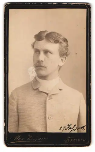 Fotografie Max Wagner, Furth i. W., Portrait junger Herr mit Schnauzbart bürgerlich gekleidet