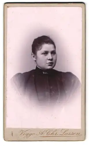 Fotografie Viggo A. Chr. Sassen, Kjöbenhavn, Östergade 42, Portrait beleibte junge Dame trägt schwarze Bluse