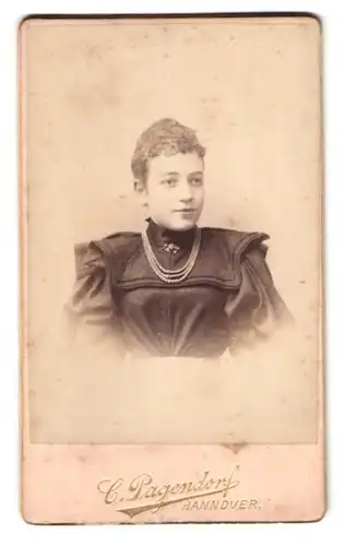 Fotografie C. Pagendorf, Hannover, Georgstrasse 17, Portrait Mädchen mit Halskette trägt schwarze Bluse