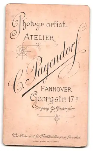 Fotografie C. Pagendorf, Hannover, Georgstrasse 17, Portrait Mädchen mit Halskette trägt schwarze Bluse