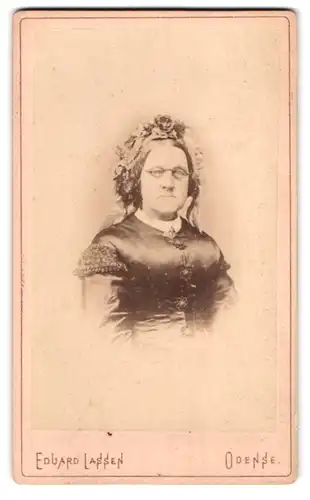 Fotografie Eduard Lassen, Odense, Nedergade 12, Portrait grimmige Edeldame mit Brille & Kopfschmuck