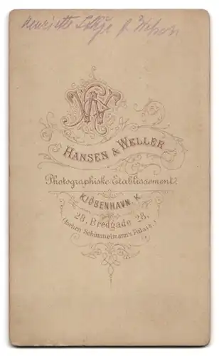 Fotografie Hansen & Weller, Kjöbenhavn, Bredgade 28, Portrait Damemit gestreifter Bluse & Kragenbrosche