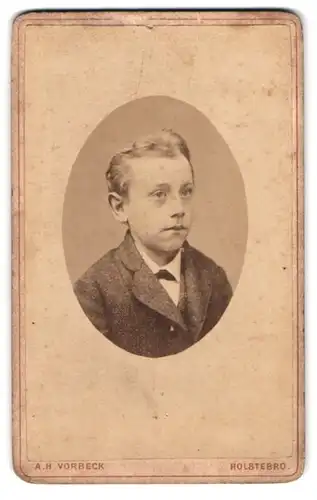 Fotografie A.H. Vorbeck, Holstebro, Portrait Knabe im Anzug beim Fotograf