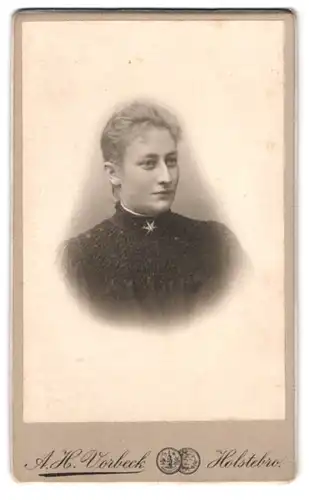 Fotografie A.H. Vorbeck, Holstebro, Portrait Blonde Dame trägt Bluse mit Rüschen
