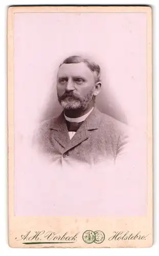 Fotografie A.H. Vorbeck, Holstebro, Portrait Edelmann mit Vollbart wohl gekleidet