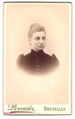 Fotografie L. Devolder, Bruxelles-Schaerbeek, 149 Rue de Brabant, Portrait Dame trägt schwarze Bluse mit Knopfleiste