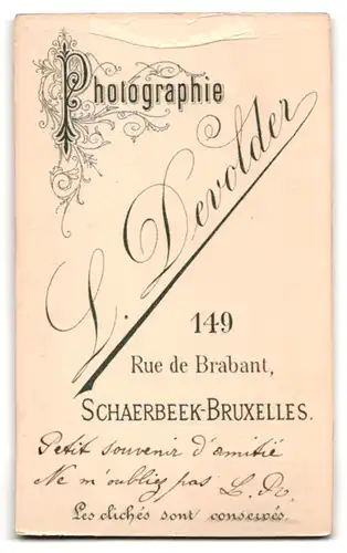 Fotografie L. Devolder, Bruxelles-Schaerbeek, 149 Rue de Brabant, Portrait Dame trägt schwarze Bluse mit Knopfleiste