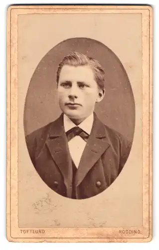 Fotografie J. C. Jacobsen, Toftlund, Portrait Bursche im Sonntagsanzug