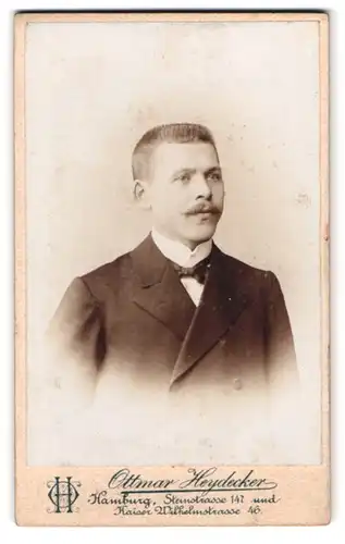 Fotografie Ottmar Heydecker, Hamburg, Steinstr. 147, Portrait Herr mit Schnauzbart trägt Anzug & Fliege