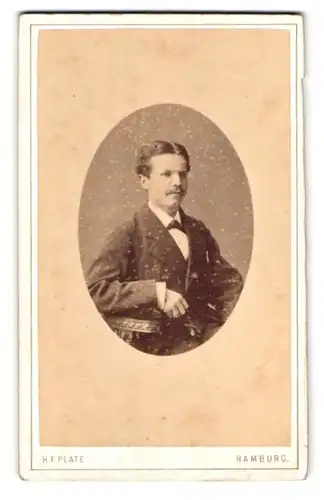 Fotografie H.F. Plate, Hamburg, Jungfernstieg 6, Portrait Edelmann im Anzug auf Sessel sitzend