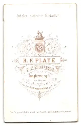 Fotografie H.F. Plate, Hamburg, Jungfernstieg 6, Portrait Edelmann im Anzug auf Sessel sitzend